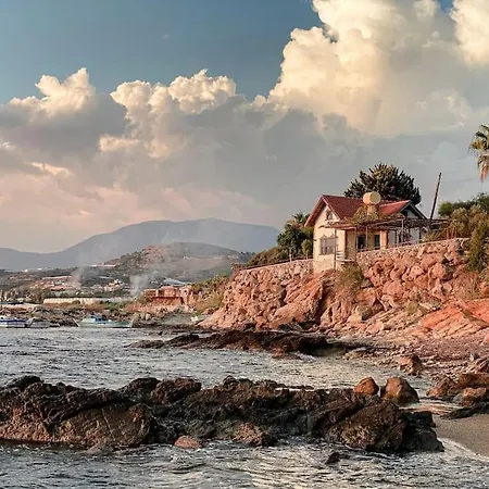 Prázdninový dům Seafront Isolated Unique House