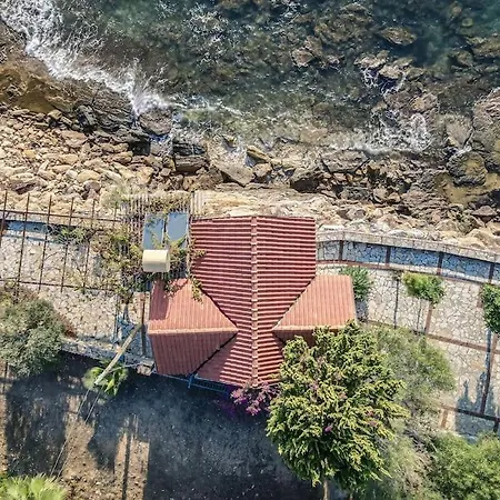 Prázdninový dům Seafront Isolated Unique House